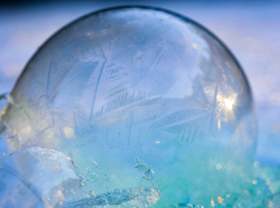 Frőbelen met bevroren zeepbellen 