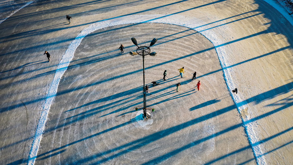 op de ijsbaan, dronefoto