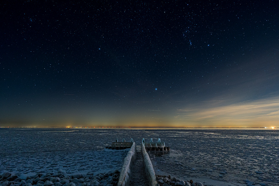 Monument Afsluitdijk bij nacht