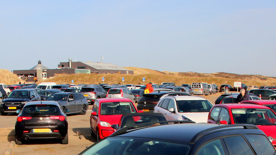 volle parkeerplaatsten aan de kust