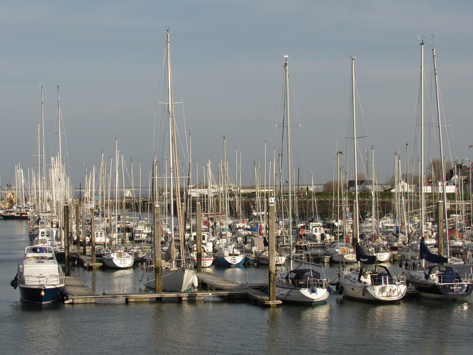 Jachthaven van Colijnsplaat, de bootjes zullen al snel gaan varen met dit lente-achtige weer, 16,5 graden