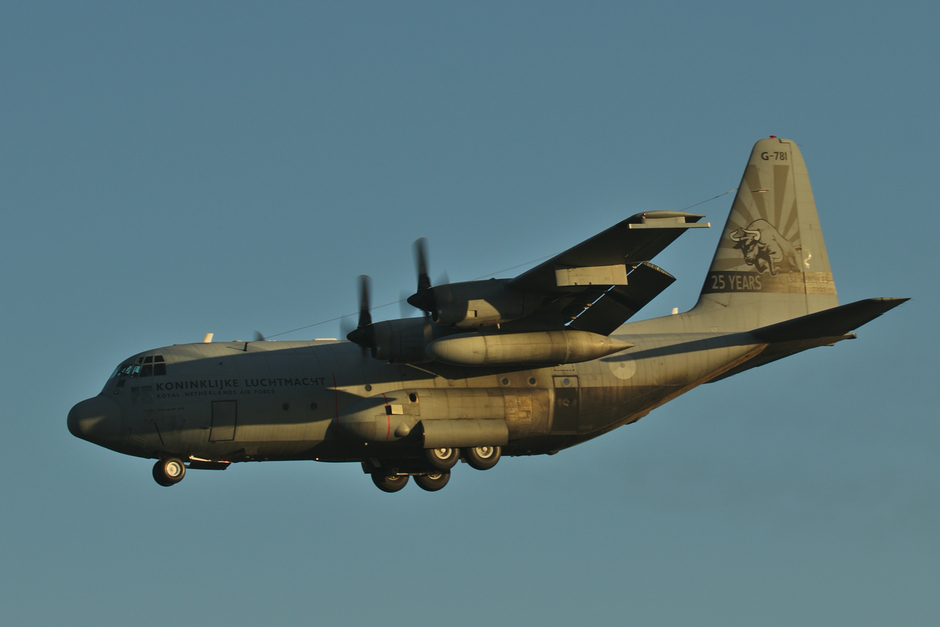 20210206 een C-130 Hercules van de Koninklijke Luchtmacht tijdens de landing op vlb Eindhoven tijdens zonsondergang