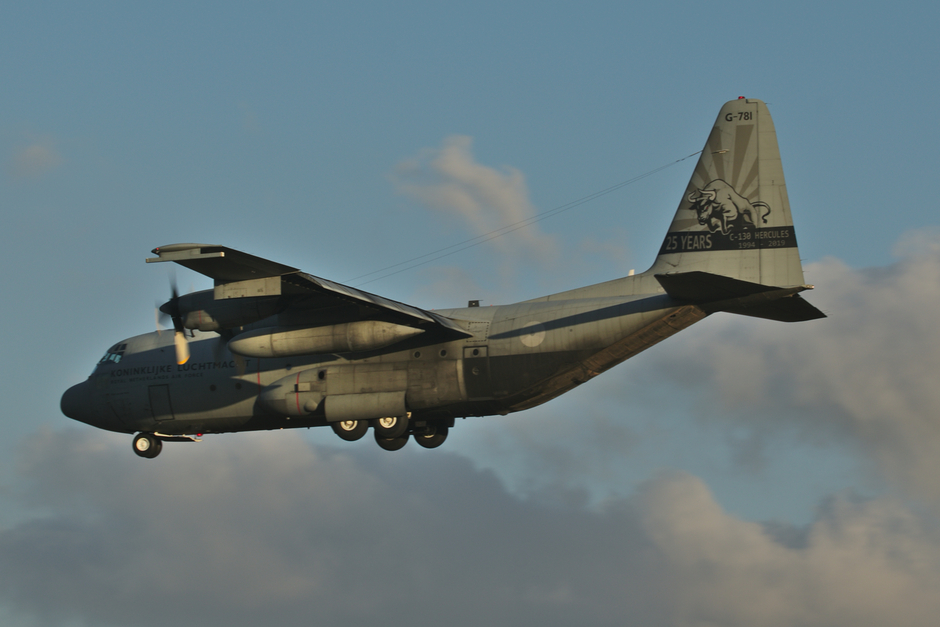 20210206 een C-130 Hercules van de Koninklijke Luchtmacht tijdens de landing op vlb Eindhoven tijdens zonsondergang