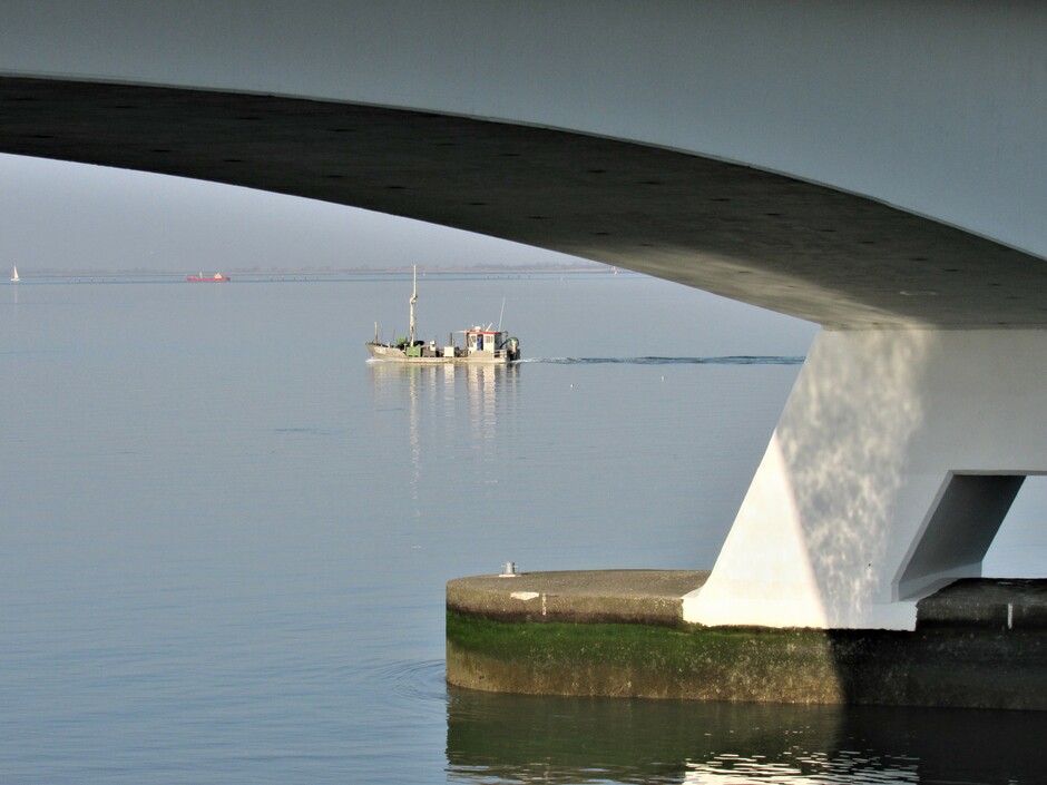 Visserskotter net onder de Zeelandbrug door, spiegelgladde Oosterschelde