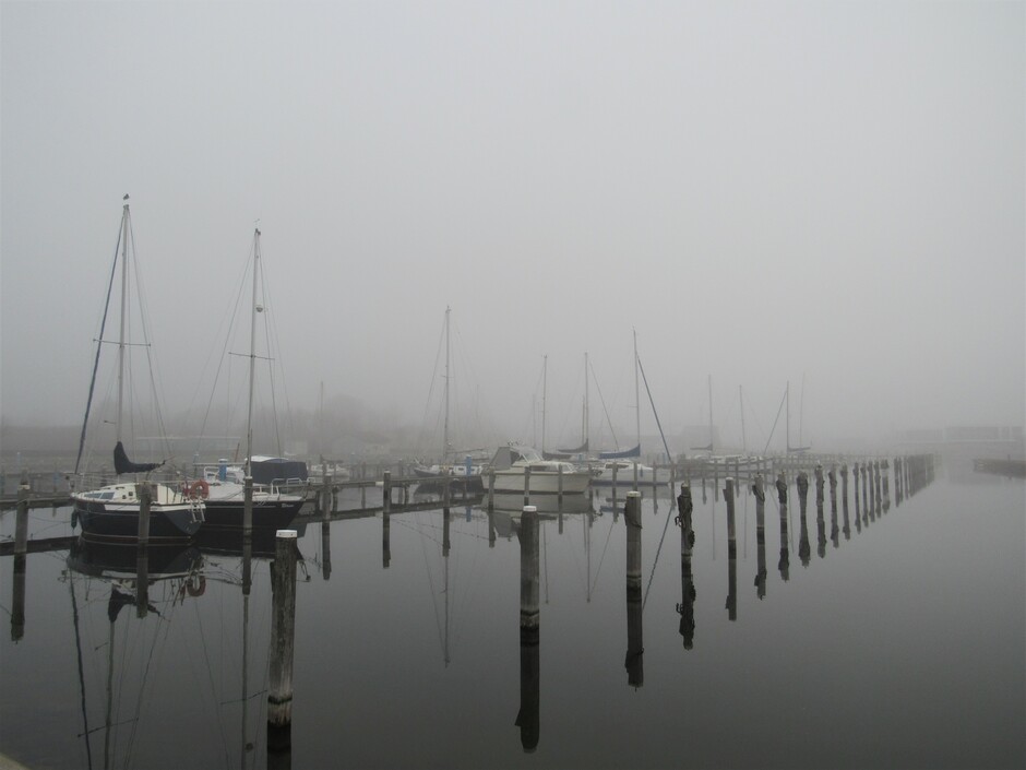Mist, jachthaven bij Schotsman/Ruiterplaat, deze bootjes liggen te wachten totdat ze weer bevaren worden