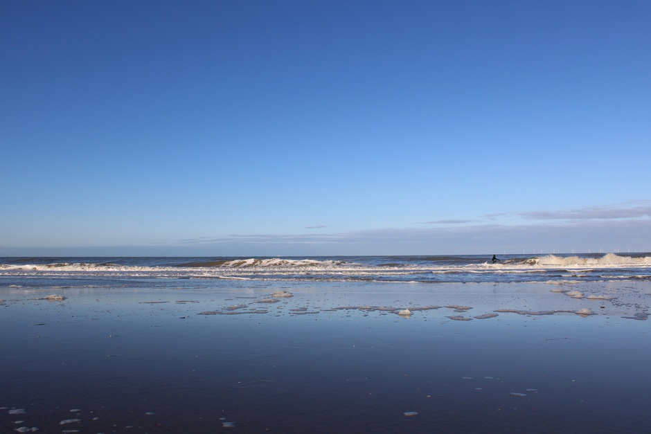 Vanmorgen half 9, strakblauw met nog bevroren zand!