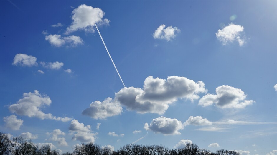 Vliegtuigstreep verbind wolken.