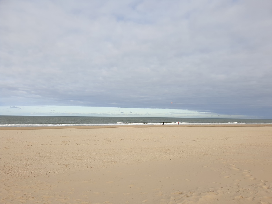 Wolkenpartijen boven Texel en de Noordzee 