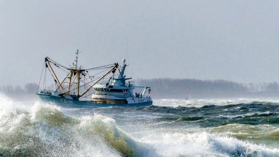 Zuidwesterstorm vissersboot woestegolven