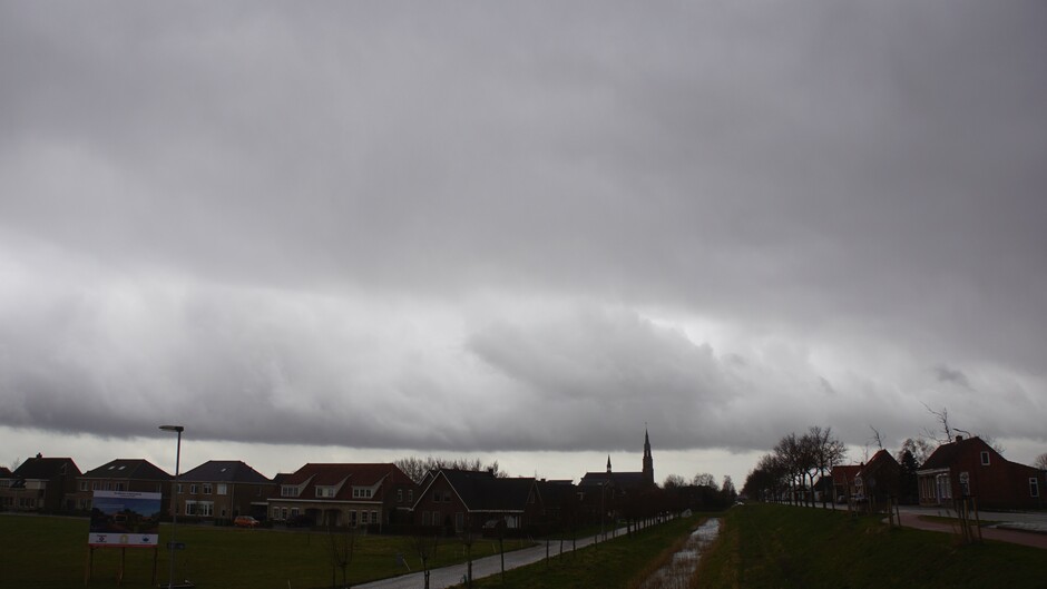 enorm grote lange donker  rol wolk 8 gr 2 mm regen toto 14.00 uur