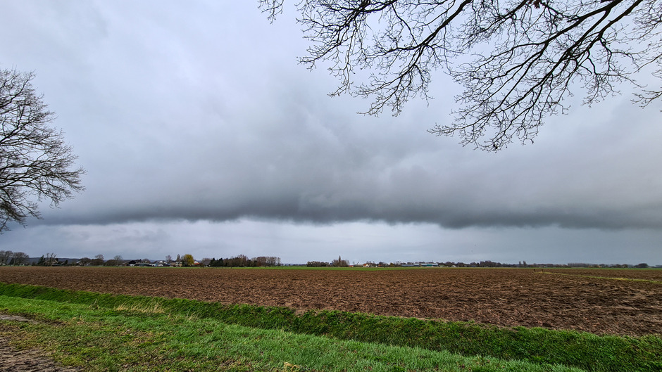 Mooie foto van laaghangende donkere wolken die van een streep een wolkendek vormen
