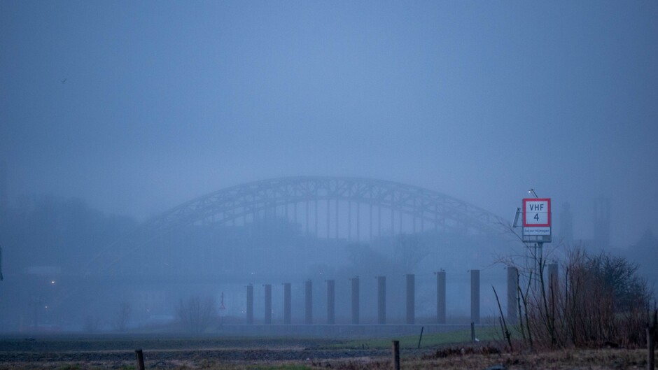 De brug bij Nijmegen tijdens een regenachtige zonsopkomst