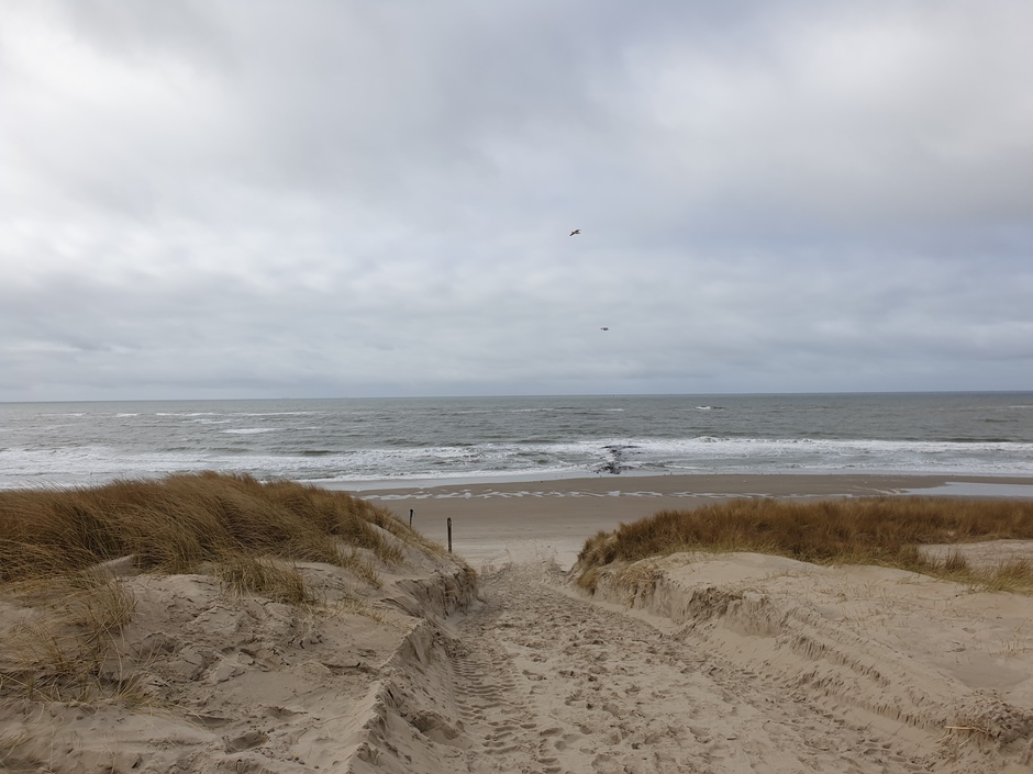 Wolkenpartijen boven Texel en de Noordzee 