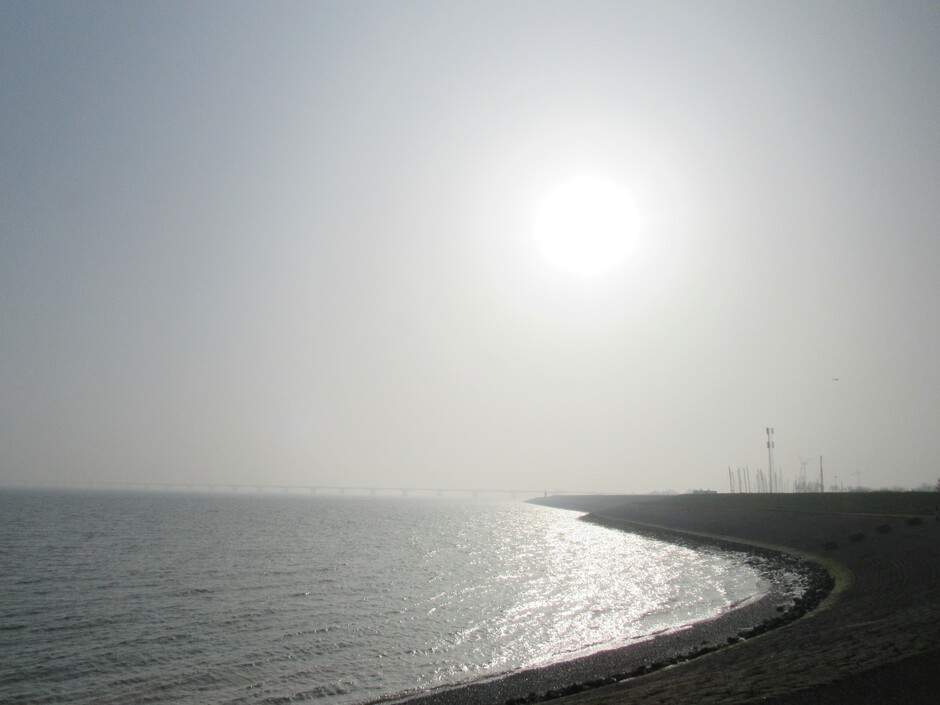Vanmorgen vroeg bij de Zeelandbrug mist en zon bij Colijnsplaat