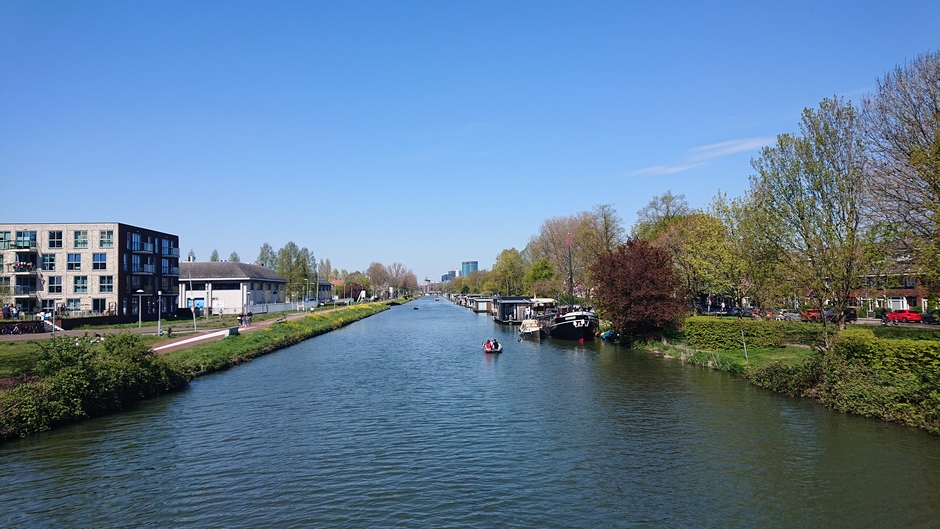 Strakblauwe lucht in Utrecht