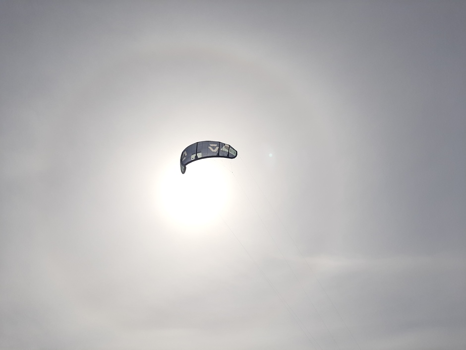 Halo met kitesurfer doek voor de zon