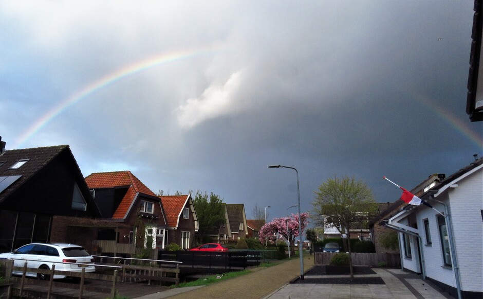 Regenboog boven het dorp
