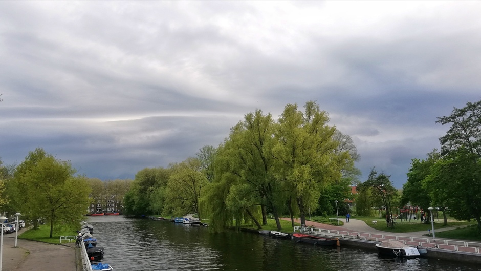 Donkere wolken boven amsterdam