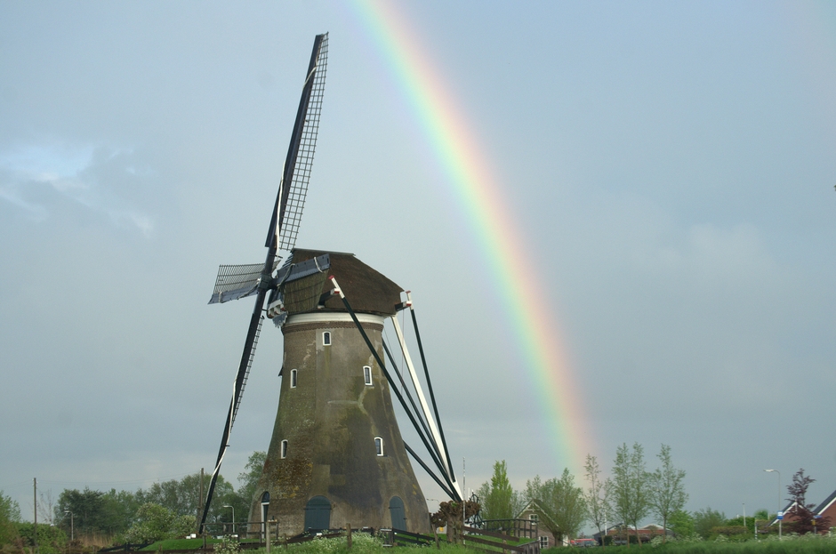 Een kleurrijke regenboog tussen de buien door in Haastrecht!