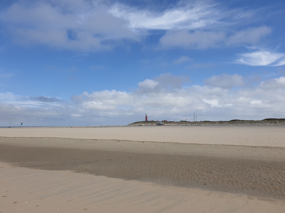 Wolkenpartijen en zon boven Texel vanmiddag 