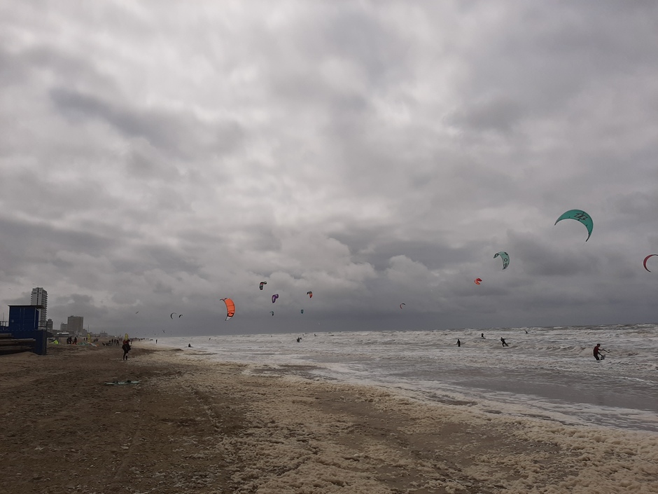 Wolken,  wind en kitesurfers 