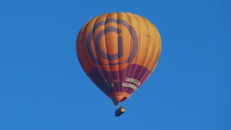 Vanmorgen al een ballon die voorbij komt varen in een strakblauwe hemel