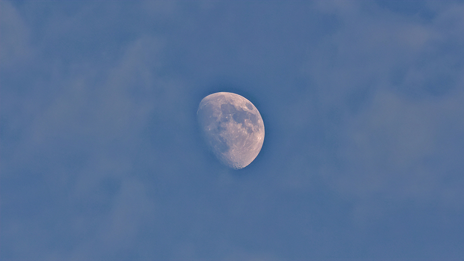 Zie de (super)maan schijnt door de wolken 