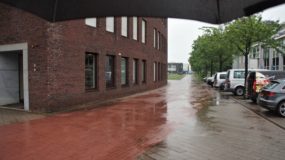 grijs regen paraplu weer plassen op de straat 14 gr 