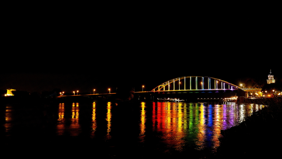 De Wilhelminabrug in regenboogkleuren.