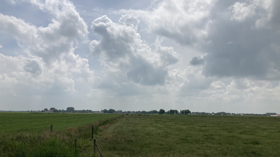 Friesland half bewolkt