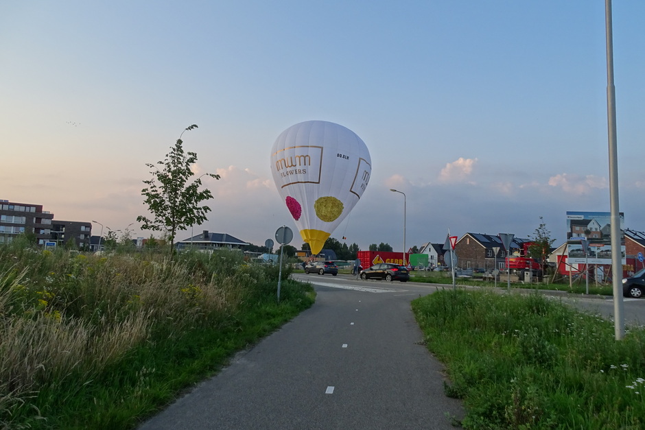 Ballon geland aan de Kerkwijk.