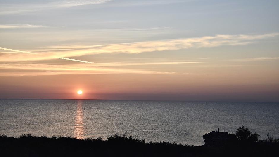 Woensdag 28 juli 2021, 06:36 uur. Zonsopgang in Saint-Cyprien. Prachtig begin van een zonnige dag! 