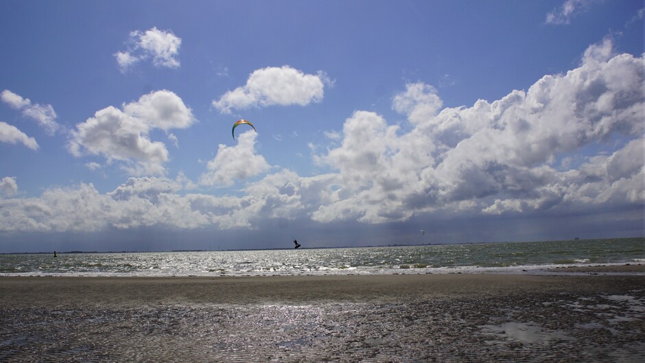 zon blauw mooie wolken aan de Westerschelde 19 gr goed surf weer