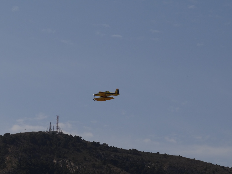 Blusvliegtuig boven de brandhaard bij de berg Helada.