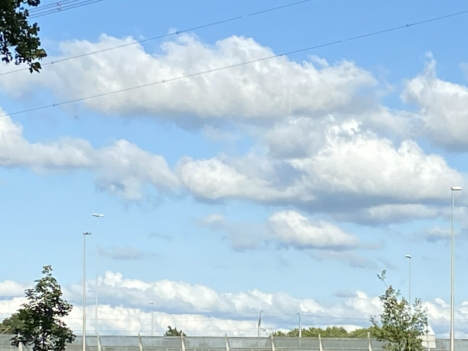 witte wolken voor een blauwe lucht