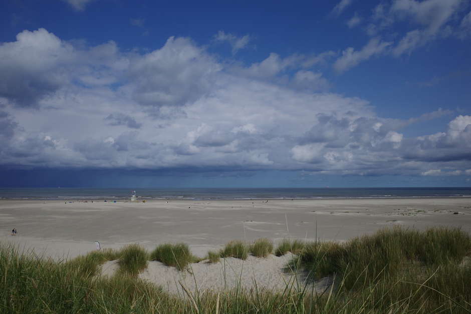 Mooie wolkenluchten op de Noordzee vanaf het strand