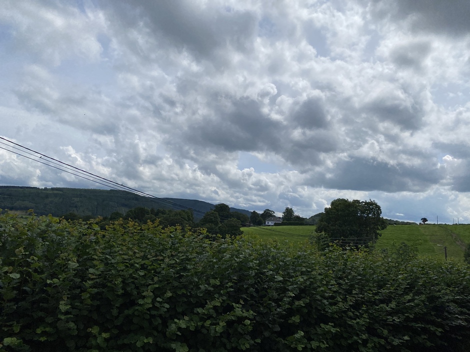 Zonnig en bewolkt uitzicht op de Ardennen