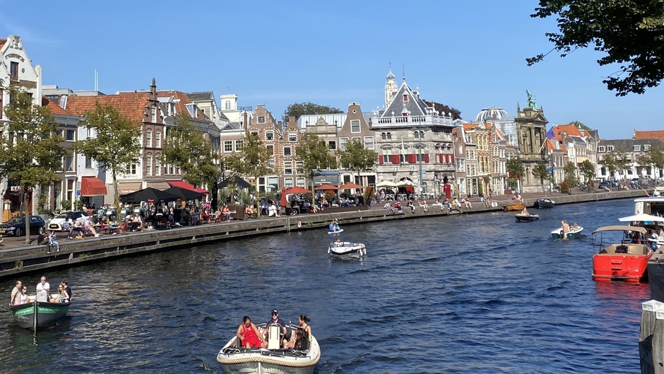Druk langs het water in Haarlem