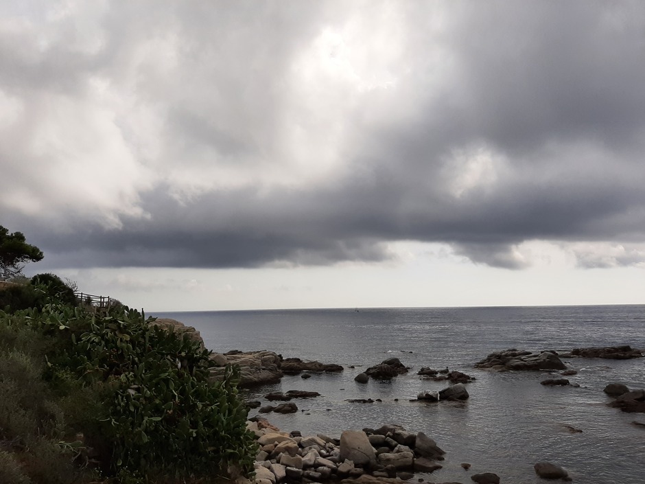 Donkere wolken bij de Costa Brava 