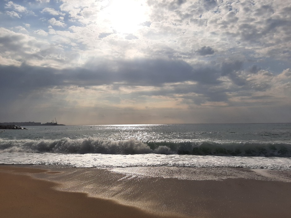 Zon en donkere wolken bij de Costa Brava 