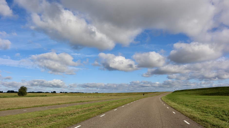 Hollands nazomerweer mooie  stapelwolkenlucht 