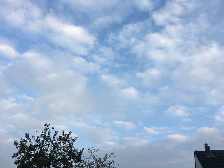 De blauwe lucht krijgt om acht uur al de overhand in Haren al zijn er nog wel wolken