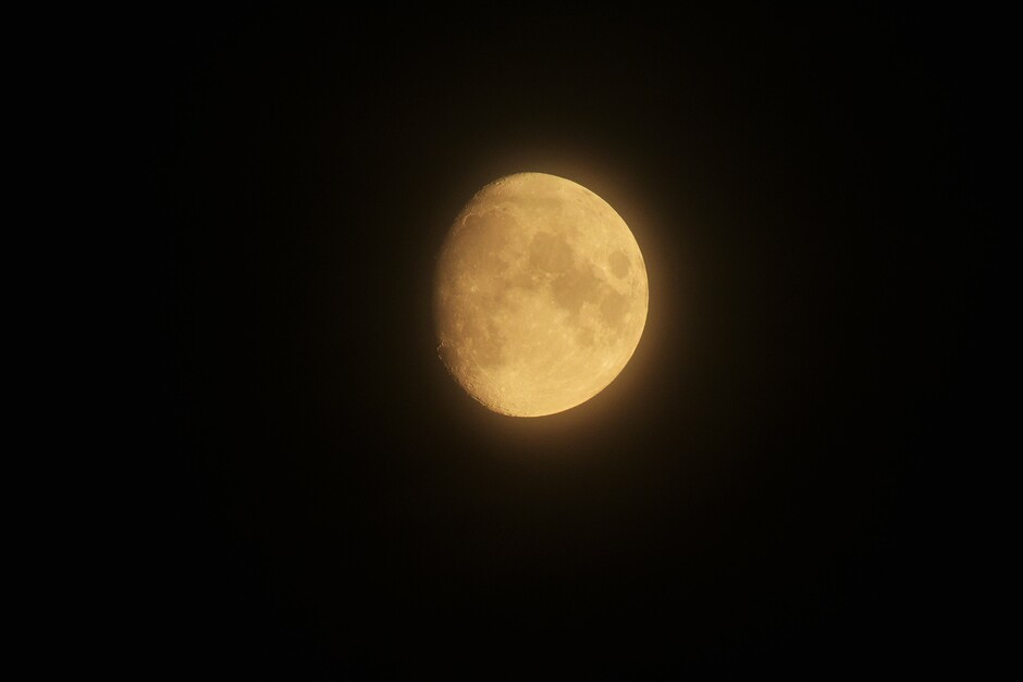 De maan vanavond, wat wazig met een warme kleur