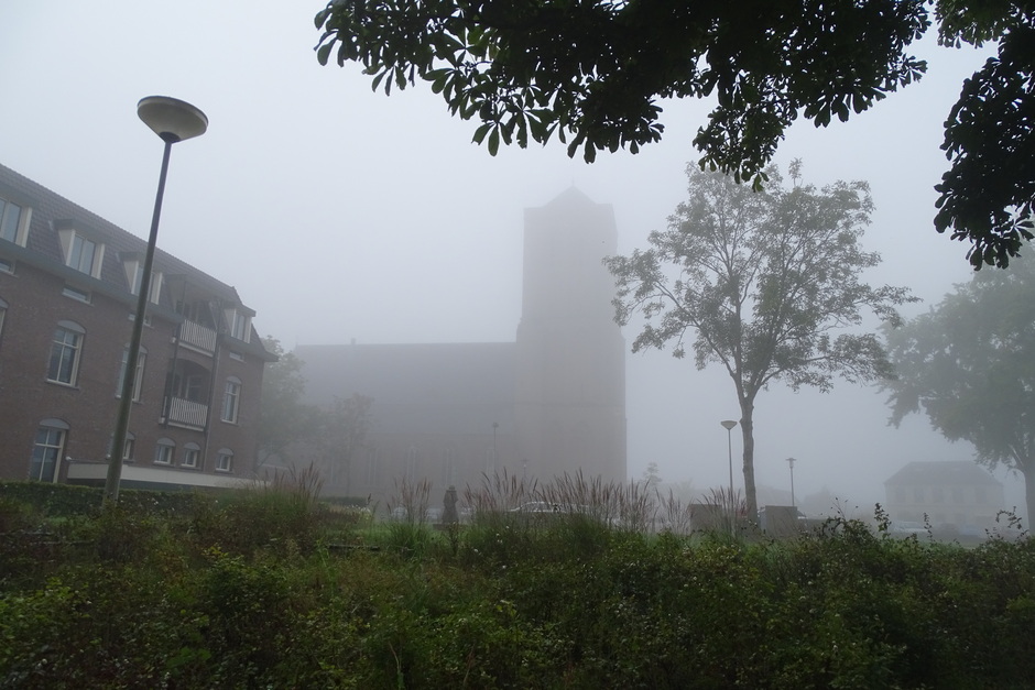 Mariakerk Didam in de mist