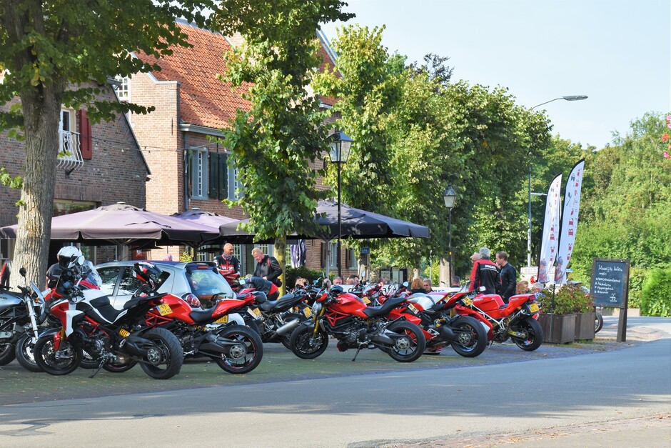 Nog een prachtige dag voor de Ducati club om te toeren