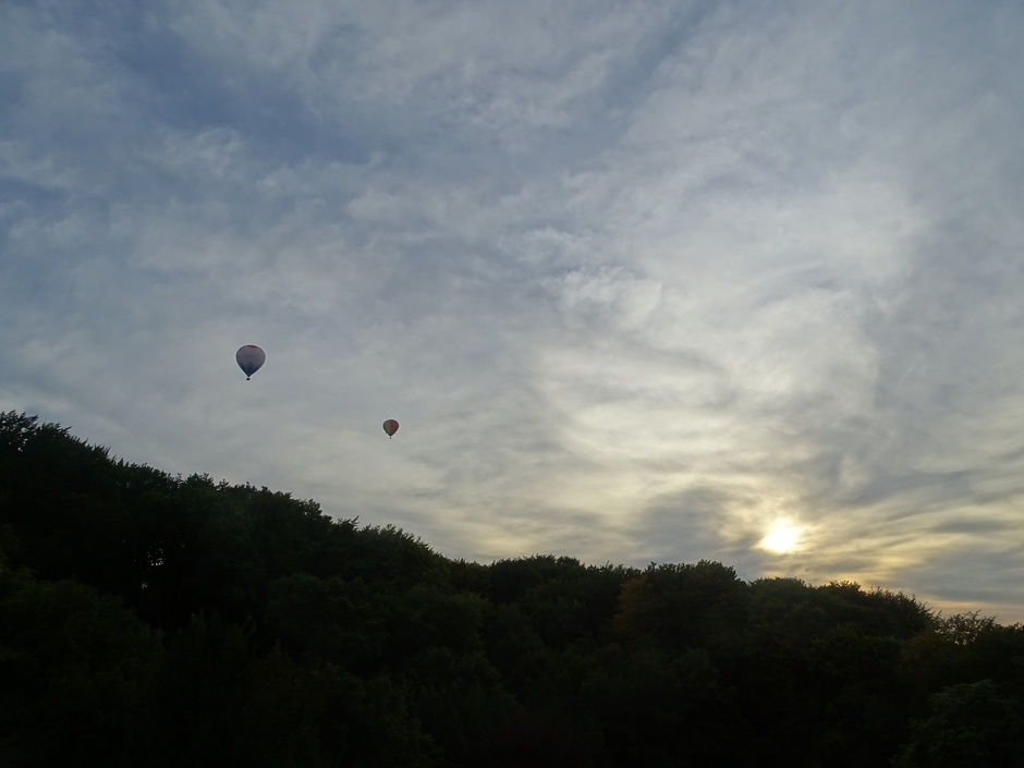 Hete luchtballonnen in de avondzon