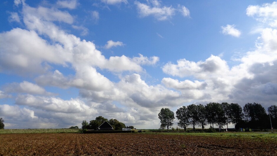 zonnig blauwe lucht wolken 19 gr in de polder