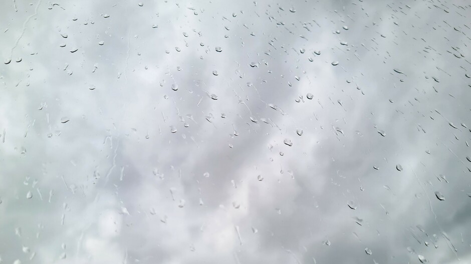 Grijs bewolkte dag met de eerste regendruppels