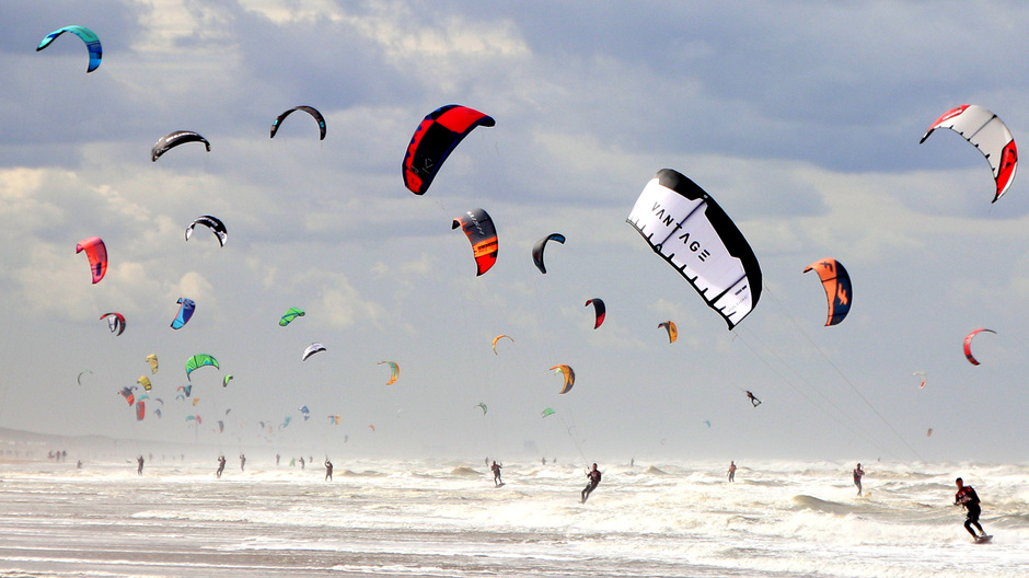 van Hoek van Holland tot Den Helder’ is de langste kitesurftocht ter wereld. In totaal deden donderdag 450 deelnemers mee