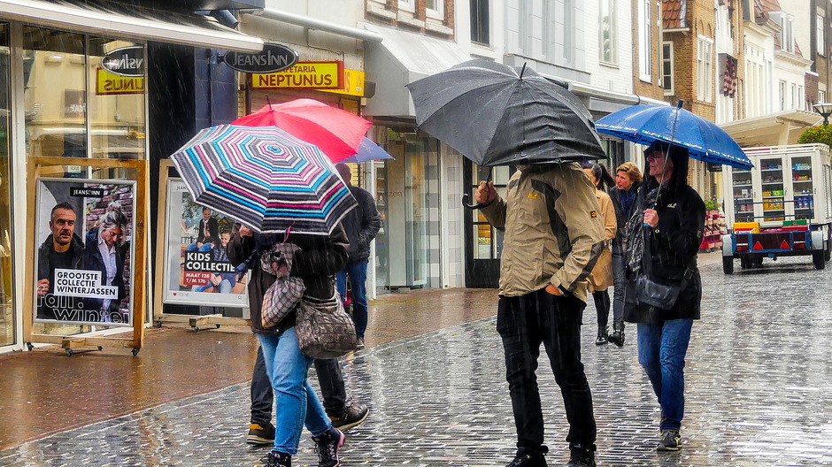 Stevige regen de paraplu geen overbodige luxe